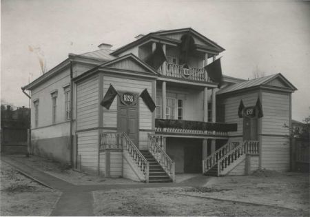 Мемориальный дом семьи Чернышевских, декорированный к 100-летию со дня рождения писателя.Вид со двора.1928 г.