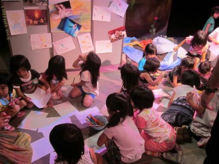 Дети рисуют после спектакля в Осаке