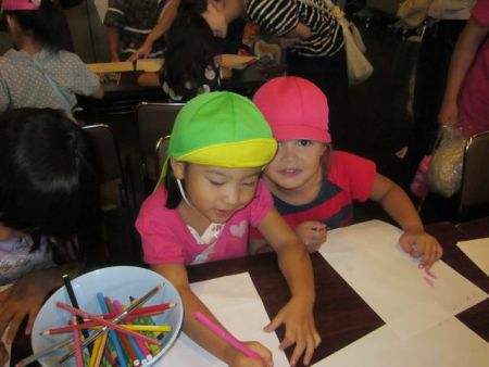 Дети рисуют после спектакля в Окинаве